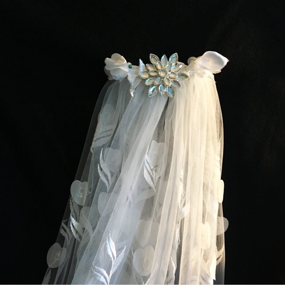 Elegant White Floral Veil with Gem Accent